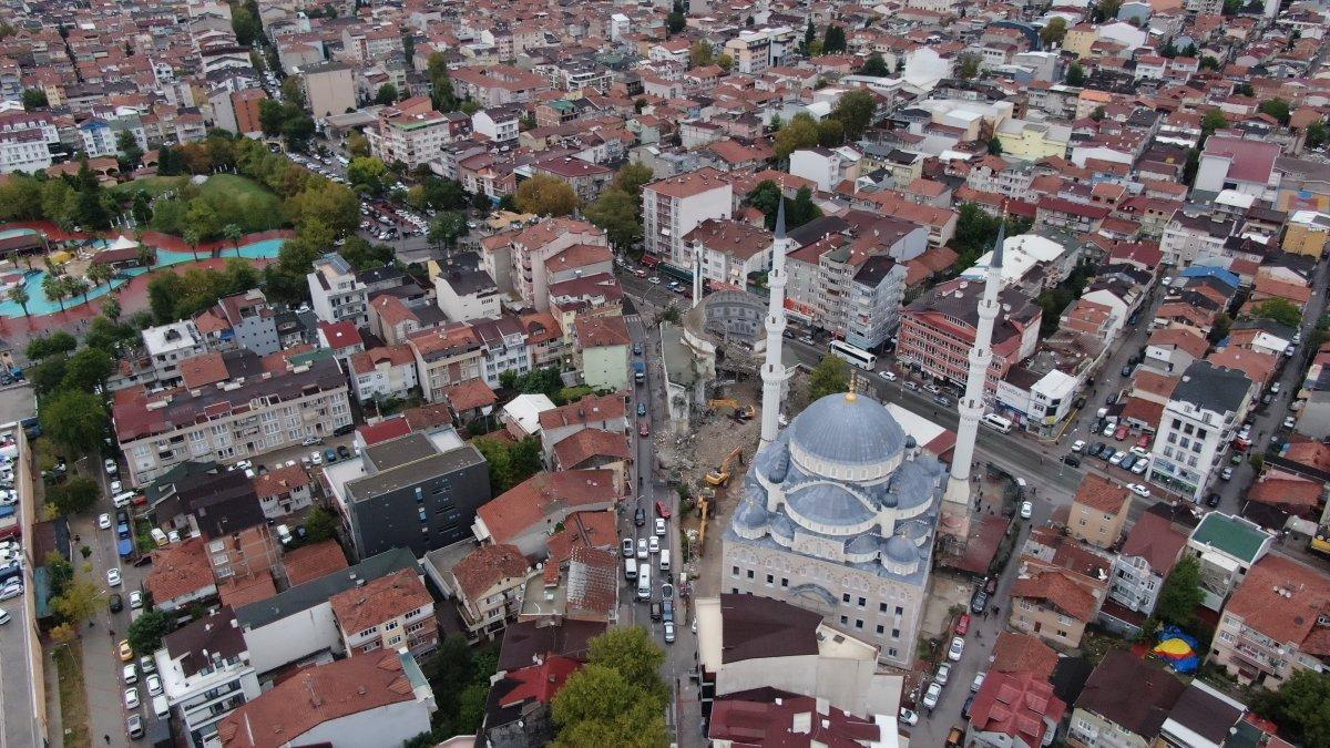 Kocaeli'de 43 yıllık cami yıkıldıktan sonraki ilginç görüntüsüyle dikkat çekiyor