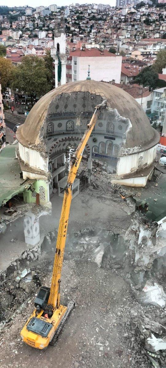 Kocaeli'de 43 yıllık cami yıkıldıktan sonraki ilginç görüntüsüyle dikkat çekiyor