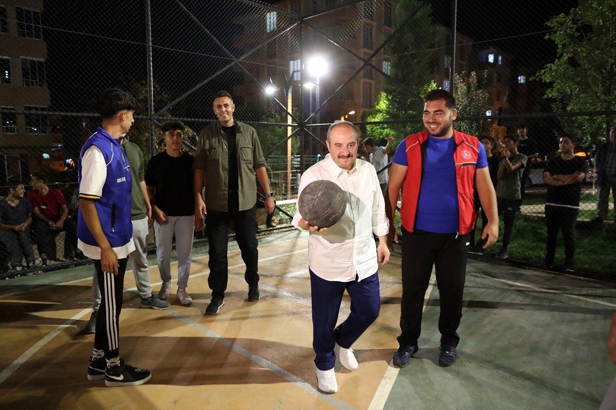 Mustafa Varank, gençlerle basketbol oynadı