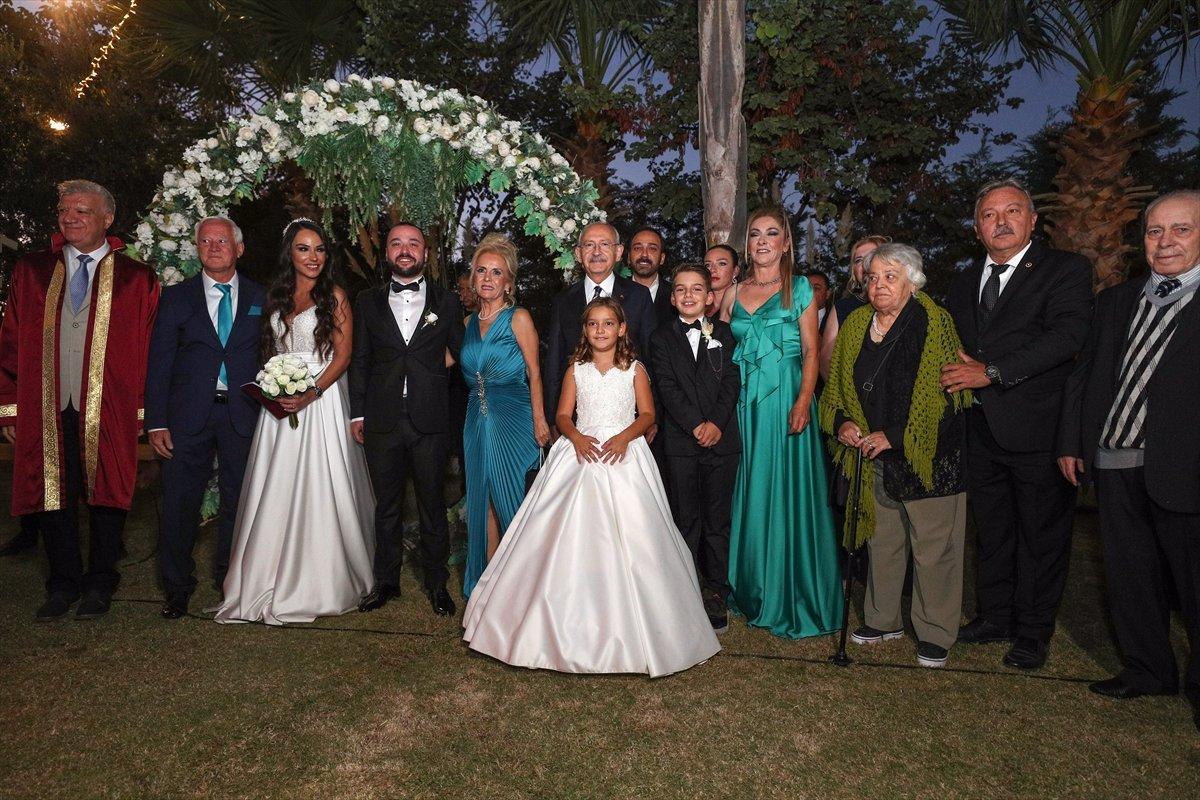 Kemal Kılıçdaroğlu İzmir'de nikah şahidi oldu