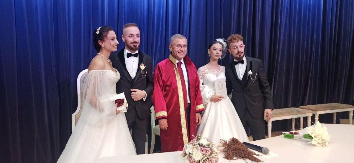 Üsküdar'da 2 erkek kardeş ve 2 kız kardeş aynı masada dünyaevine girdi