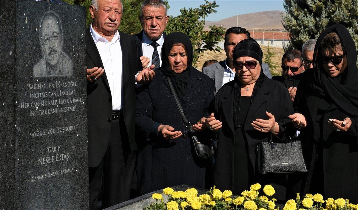 Neşet Ertaş, mezarı başında anıldı