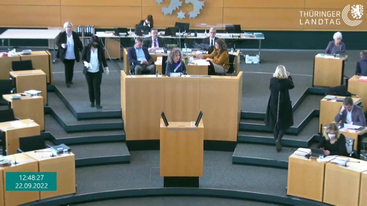 Almanya'da üşüyen milletvekillerine battaniye teklif edildi