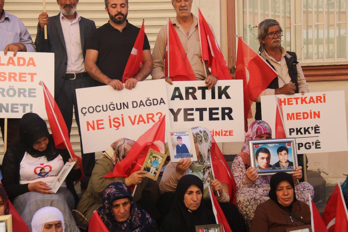 Evlat nöbetindeki aileler seslerini duyurdukça katılımlar devam ediyor