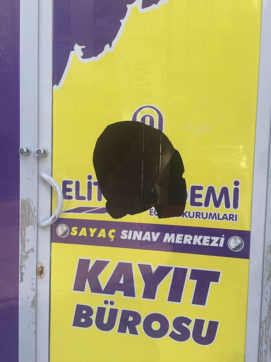 Şanlıurfa’da iş yerleri ile araçların camlarını indirdi