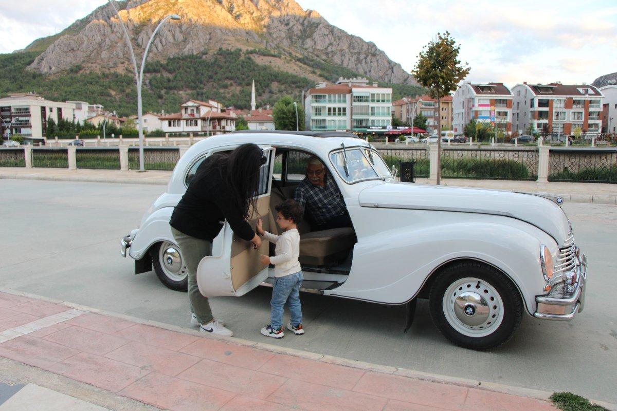 Amasya'da benzeri görülmeyen 70 yıllık klasik otomobiline 1.5 milyon lira teklif ettiler