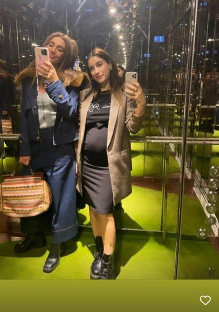 Hazal Kaya, hamilelik pozlarını paylaşmaya devam ediyor