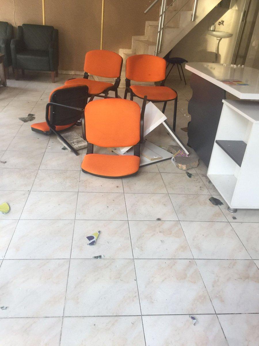 Şanlıurfa’da iş yerleri ile araçların camlarını indirdi