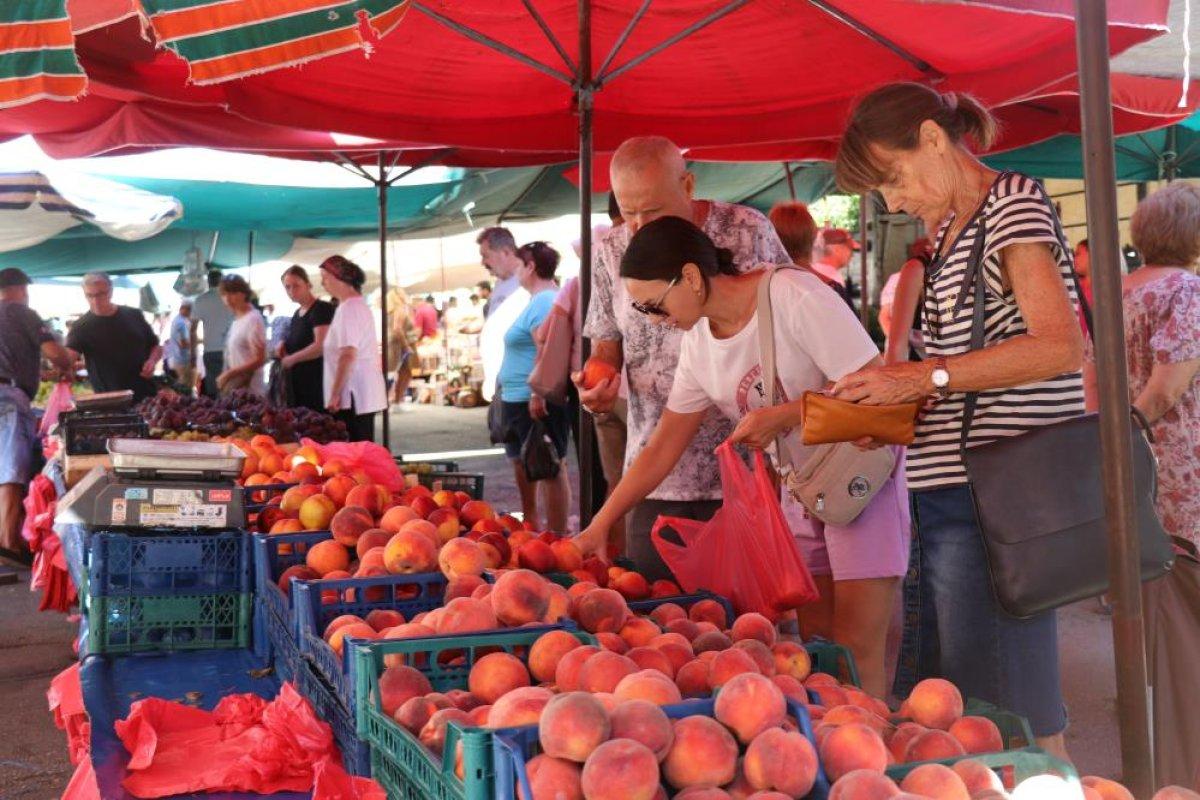 Alanya’ya gelen turistler, semt pazarlarına yoğun ilgi gösteriyor