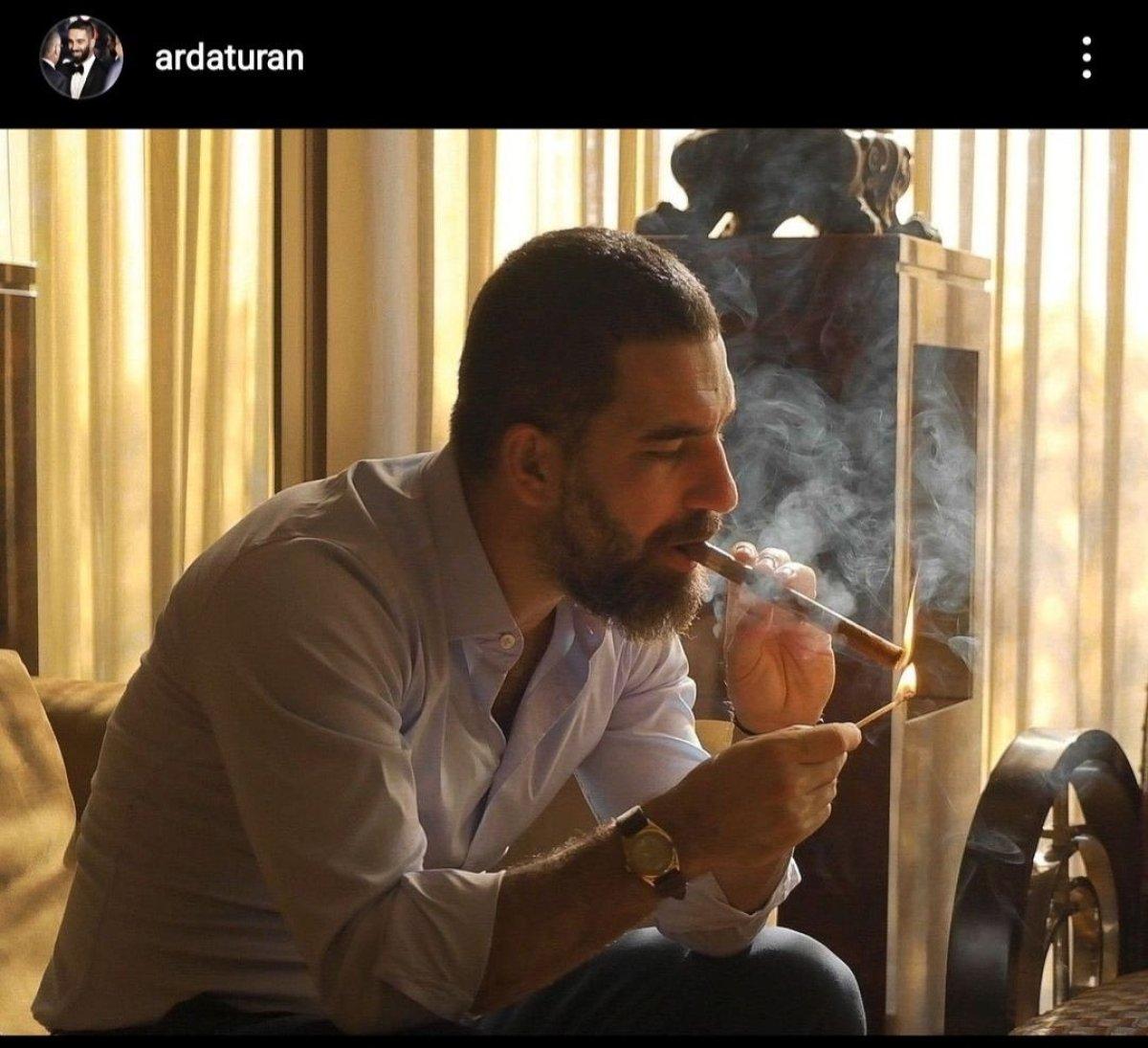 Arda Turan'ın puro keyfi