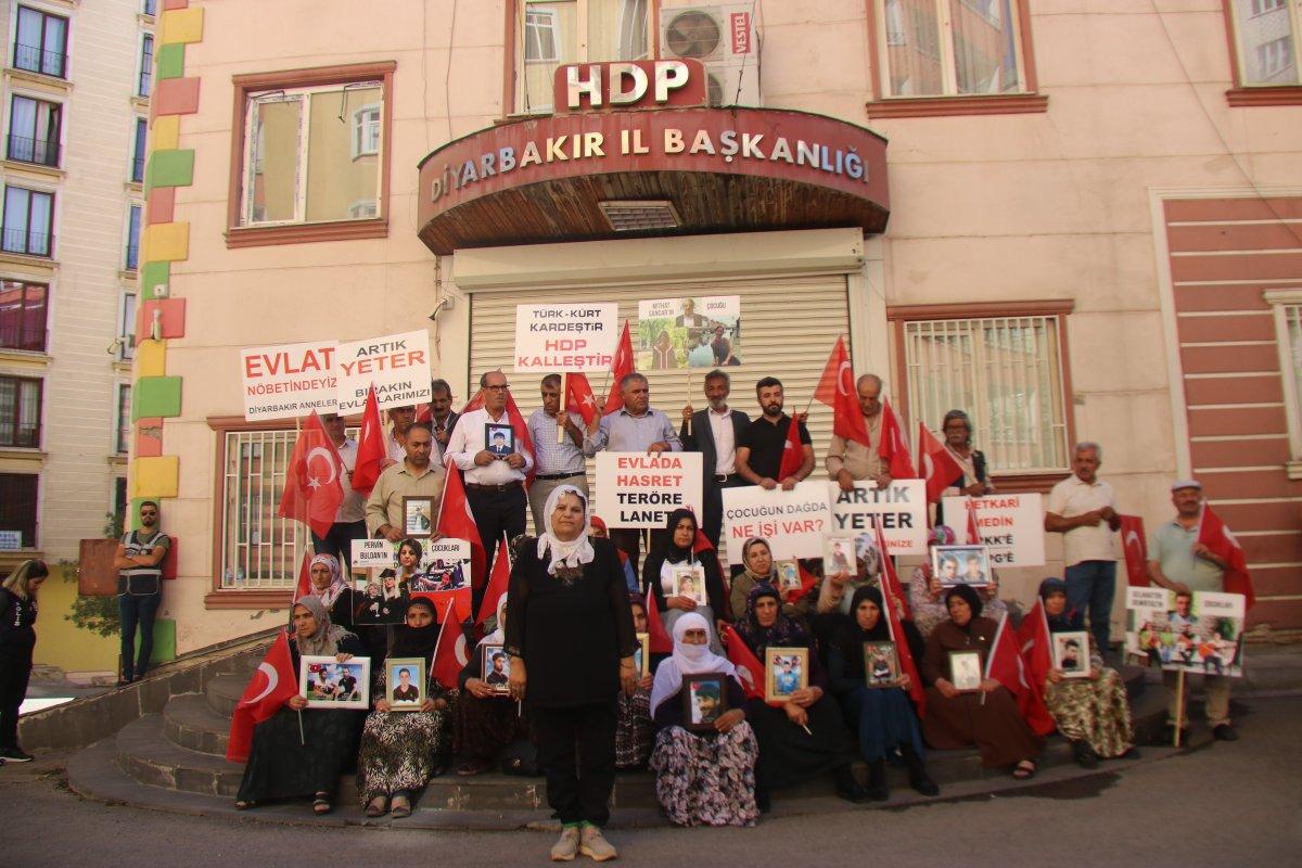 Evlat nöbetindeki aileler seslerini duyurdukça katılımlar devam ediyor