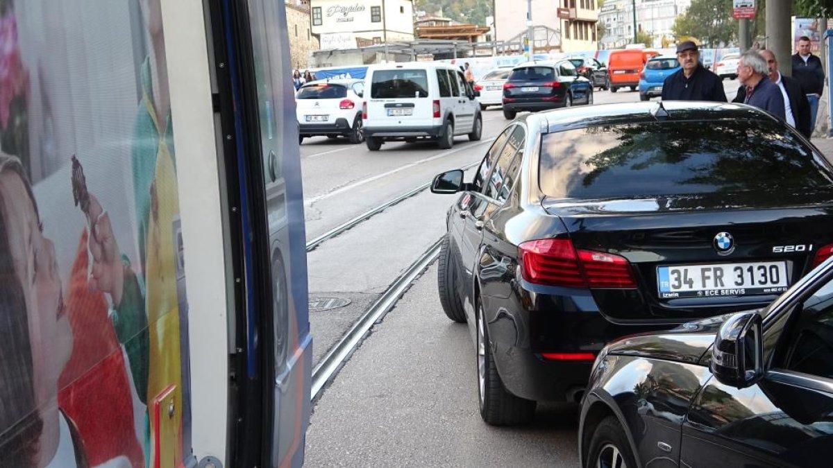 Bursa'da tramvay yoluna park edilen araç vatandaşları çileden çıkardı