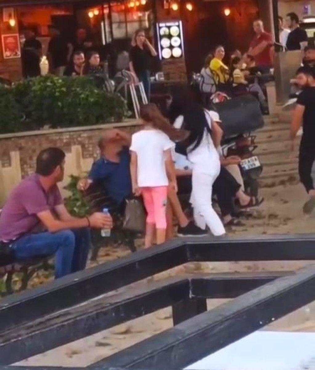 Denizli'de parasını alamadığı şahısla karşılaşan kadın, adamı tokatladı