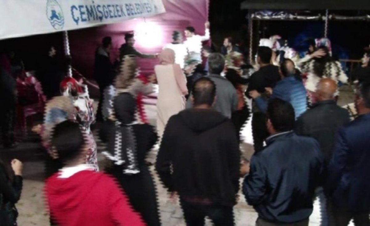 Tunceli'de halay çekenleri uyarmak isteyen kişinin üzerine tente düştü