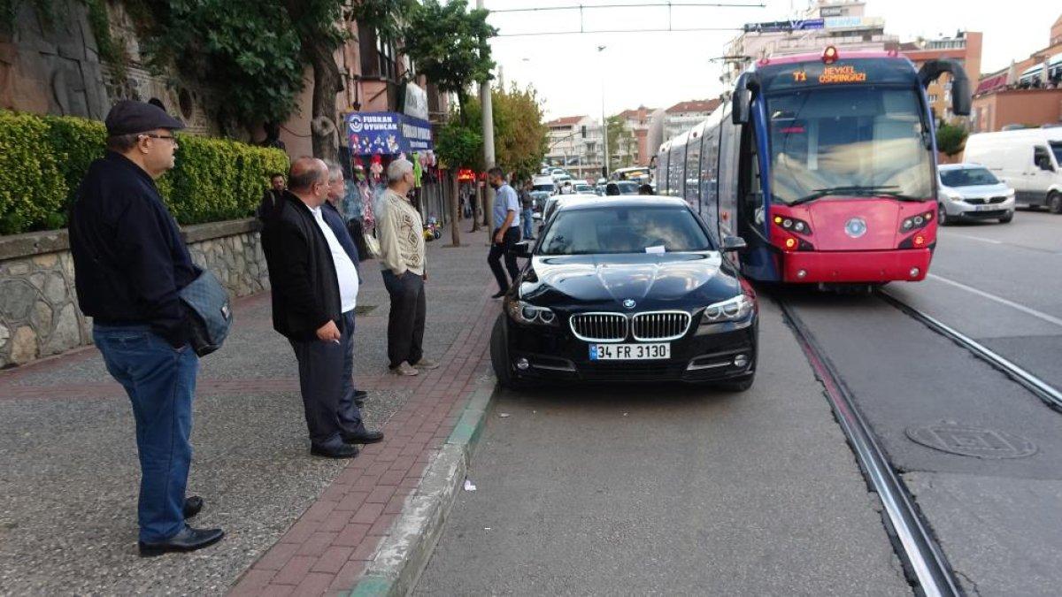 Bursa'da tramvay yoluna park edilen araç vatandaşları çileden çıkardı