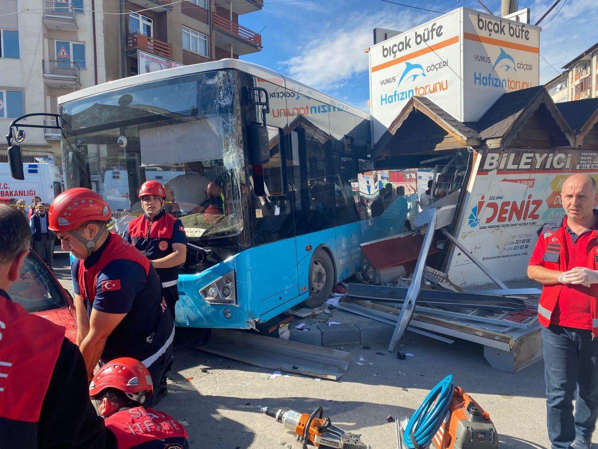 Sivas'ta halk otobüsü, 4 araç ile büfeye çarptı: 7 yaralı