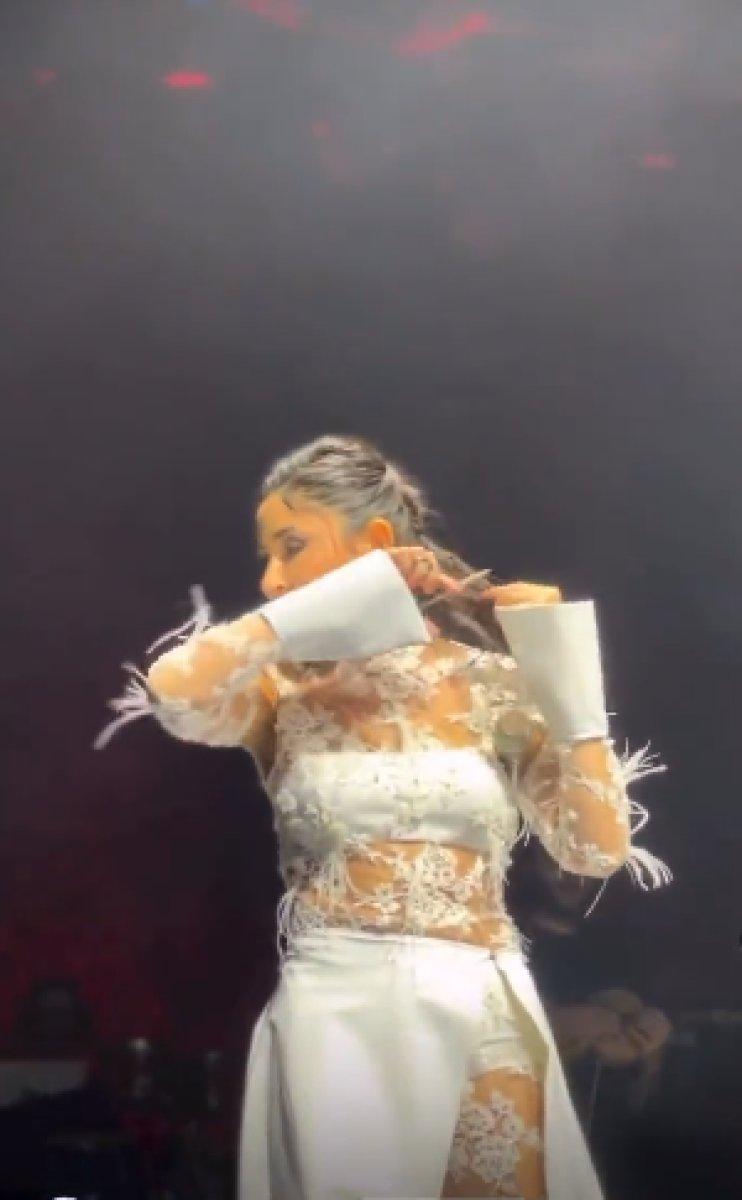 Melek Mosso, sahnede saçlarını kesti