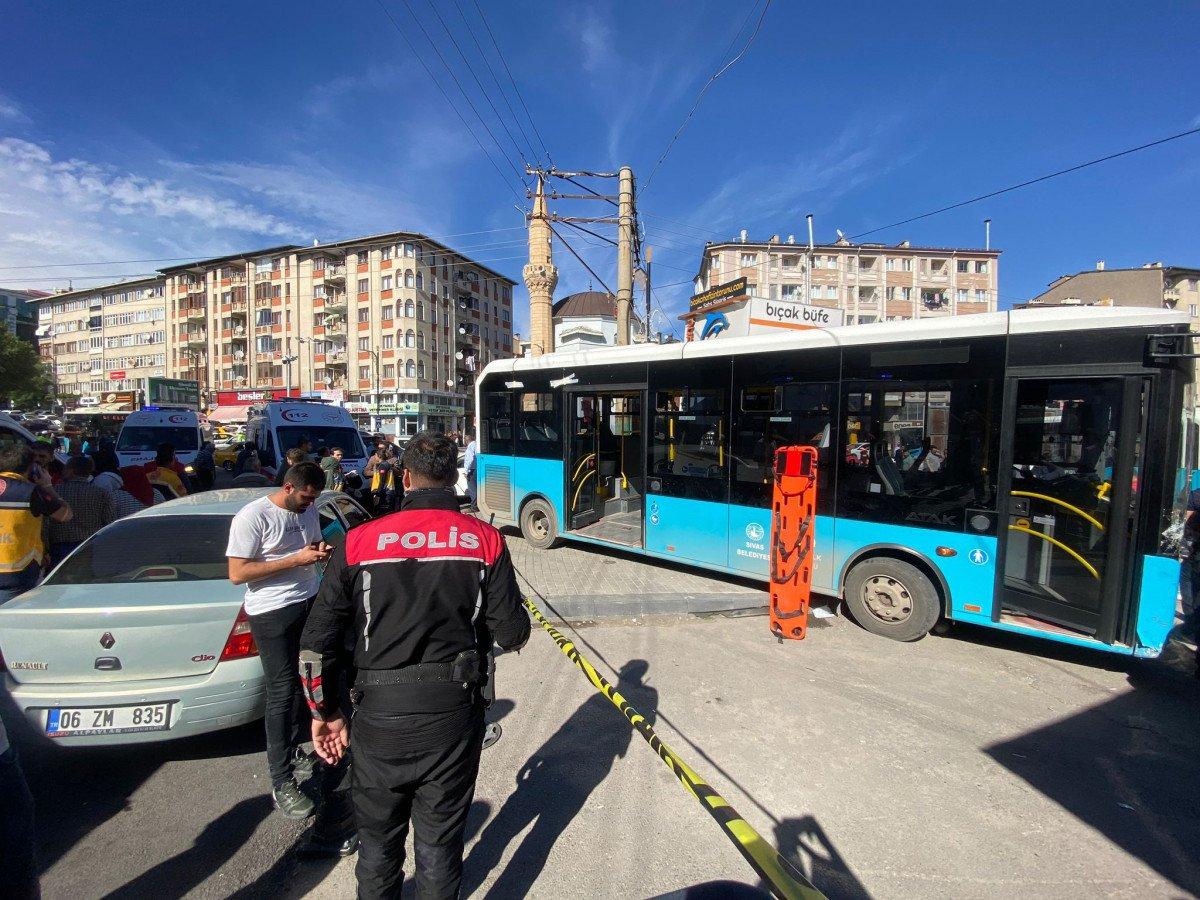 Sivas'ta halk otobüsü, 4 araç ile büfeye çarptı: 7 yaralı