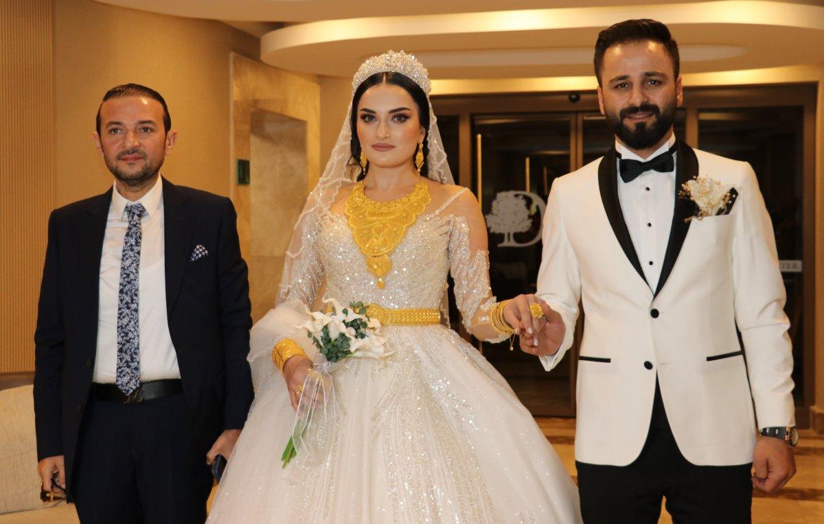 Van'da aşiret çiftine 4 milyon TL'lik takı takıldı