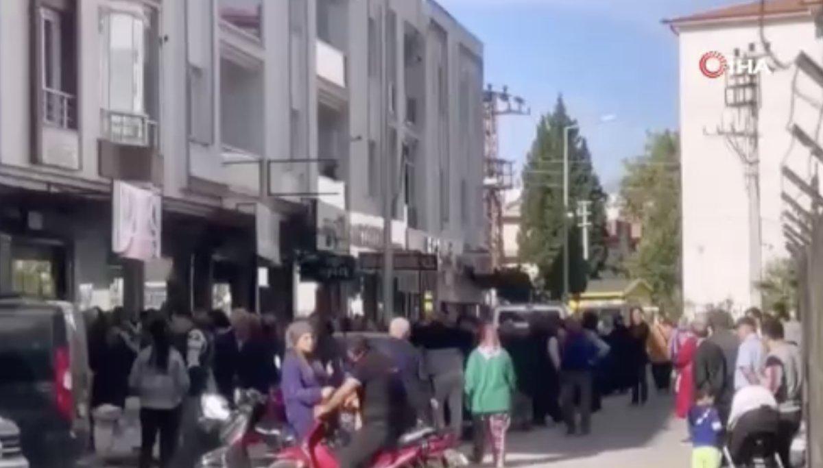 Manisa'da indirimli halı, izdihama neden oldu