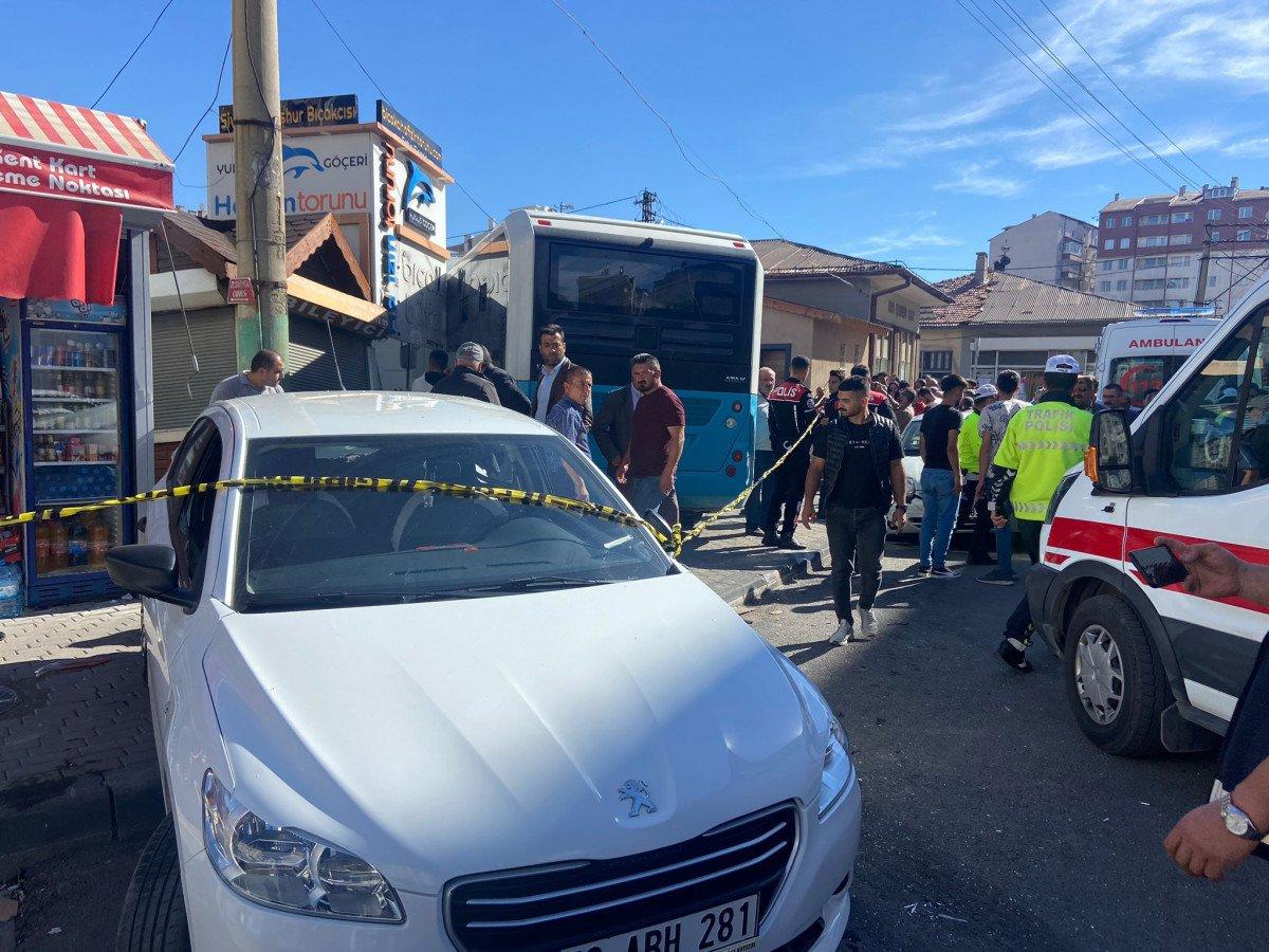 Sivas'ta halk otobüsü, 4 araç ile büfeye çarptı: 7 yaralı