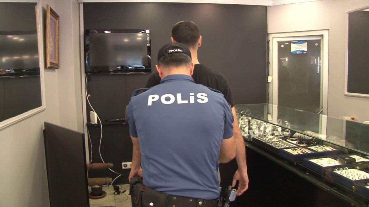 Maltepe’de sahte dolar bozdurmaya çalışınca yakayı ele verdi