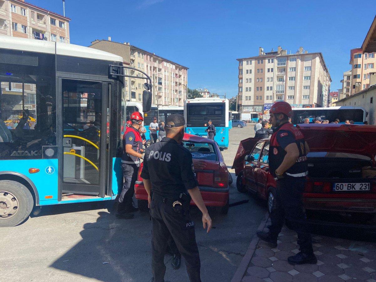 Sivas'ta halk otobüsü, 4 araç ile büfeye çarptı: 7 yaralı