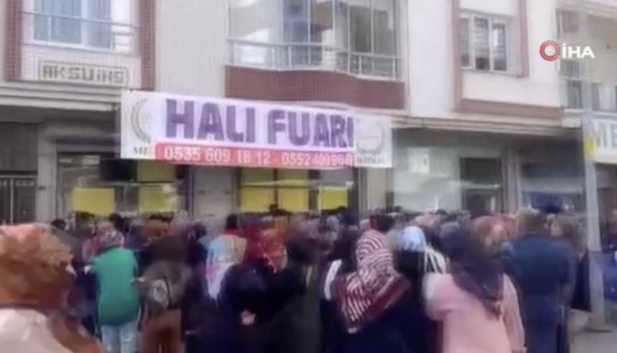 Manisa'da indirimli halı, izdihama neden oldu