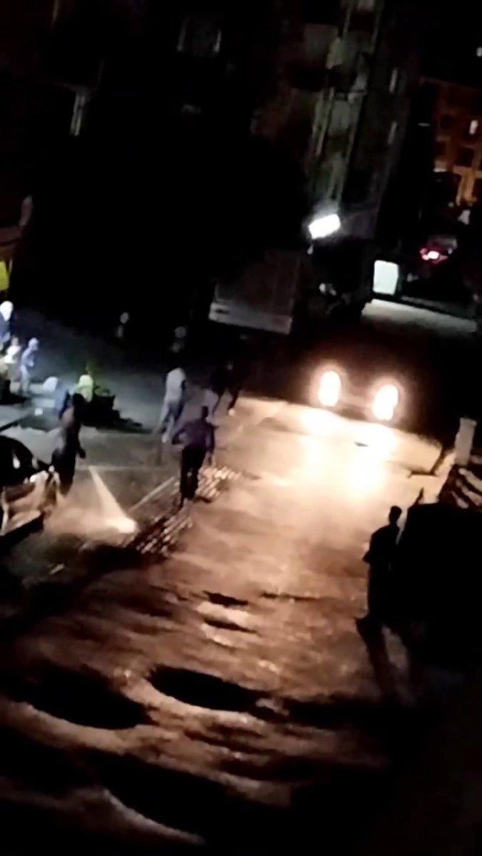 Esenyurt’ta oğlunu dövenleri döner bıçağıyla kovaladı