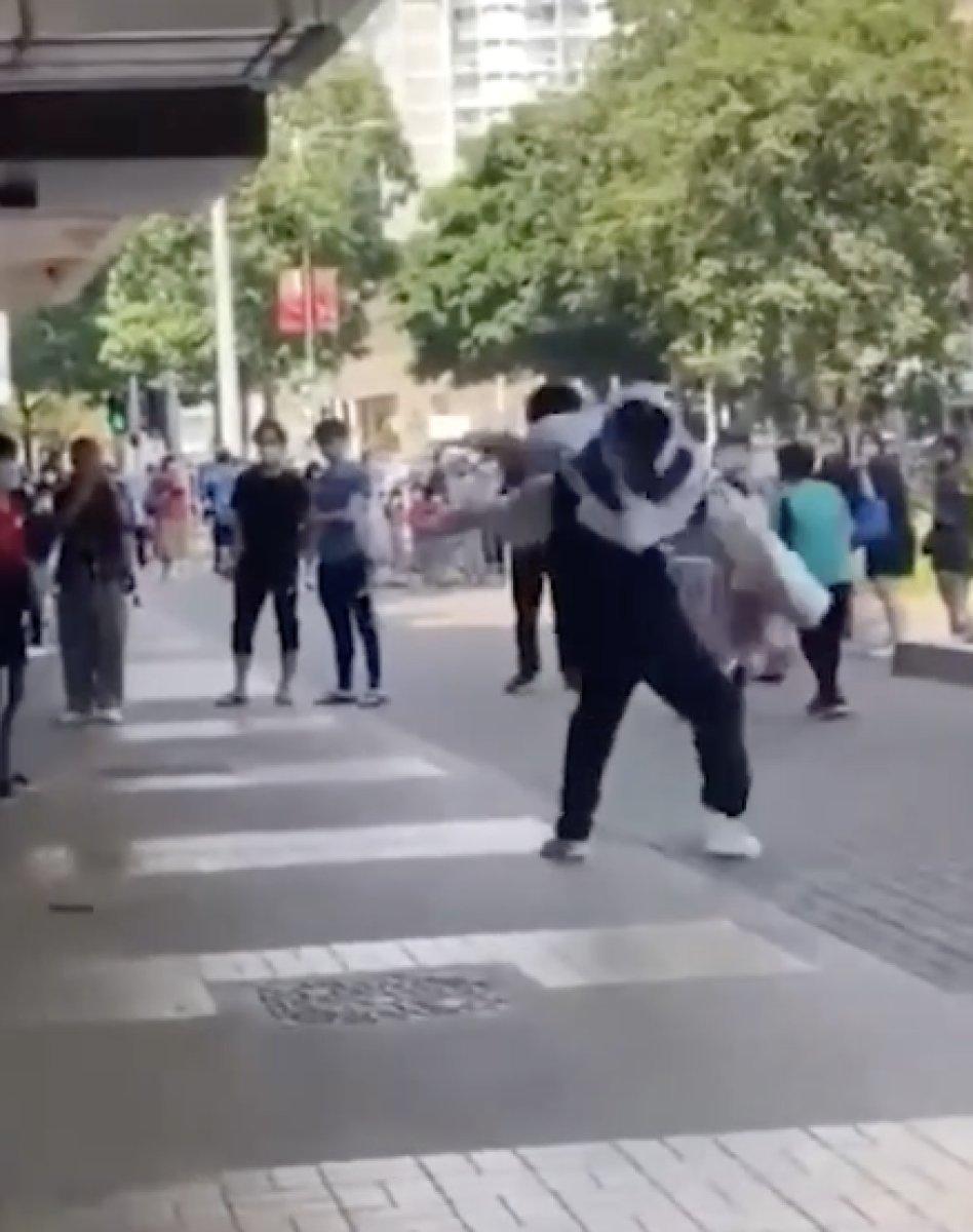 Hong Kong'da kendisini kaçırmaya çalışan adamı nakavt etti