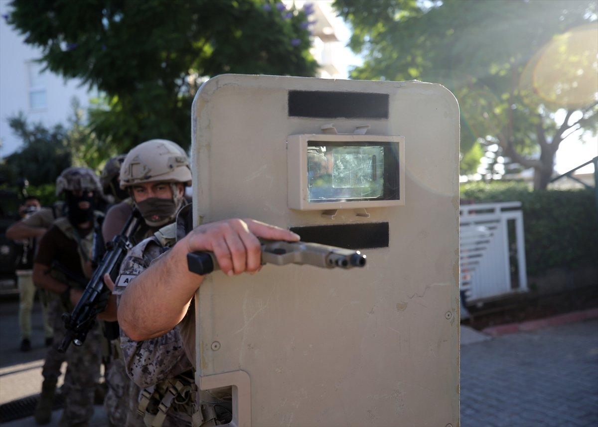 Mersin'de PKK/KCK operasyonu: Belediye personeli mercek altında