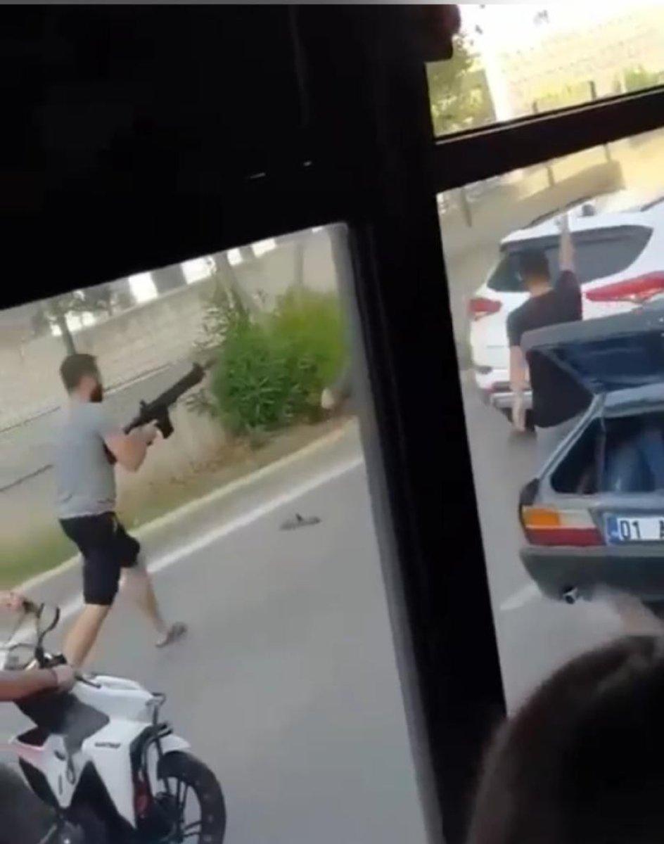 Adana’da yol verme kavgasında otomatik tüfekle ateş açtılar