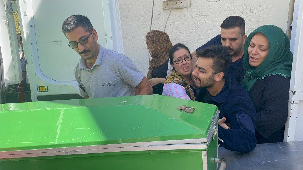 Gaziantep'te kızının cenazesini alan baba kendinden geçti