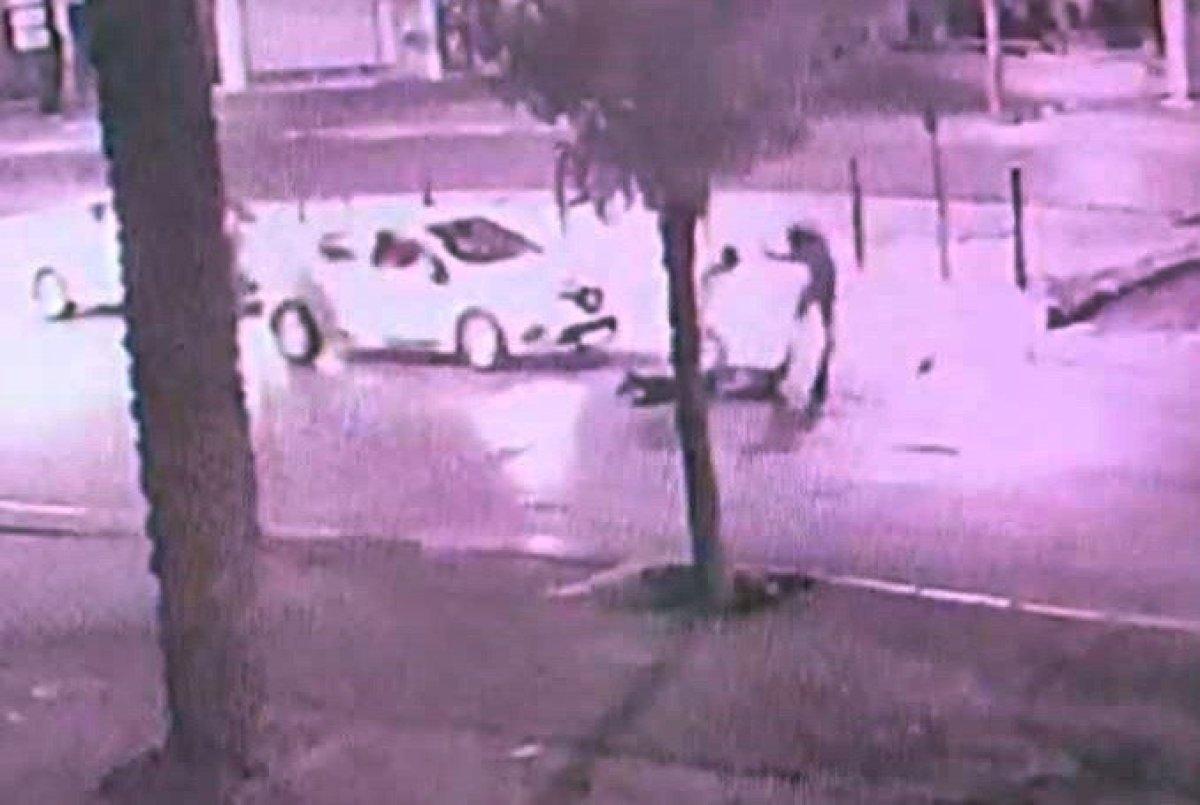 Antalya'da, darbedilip yolda bırakılan genci taksi ezdi