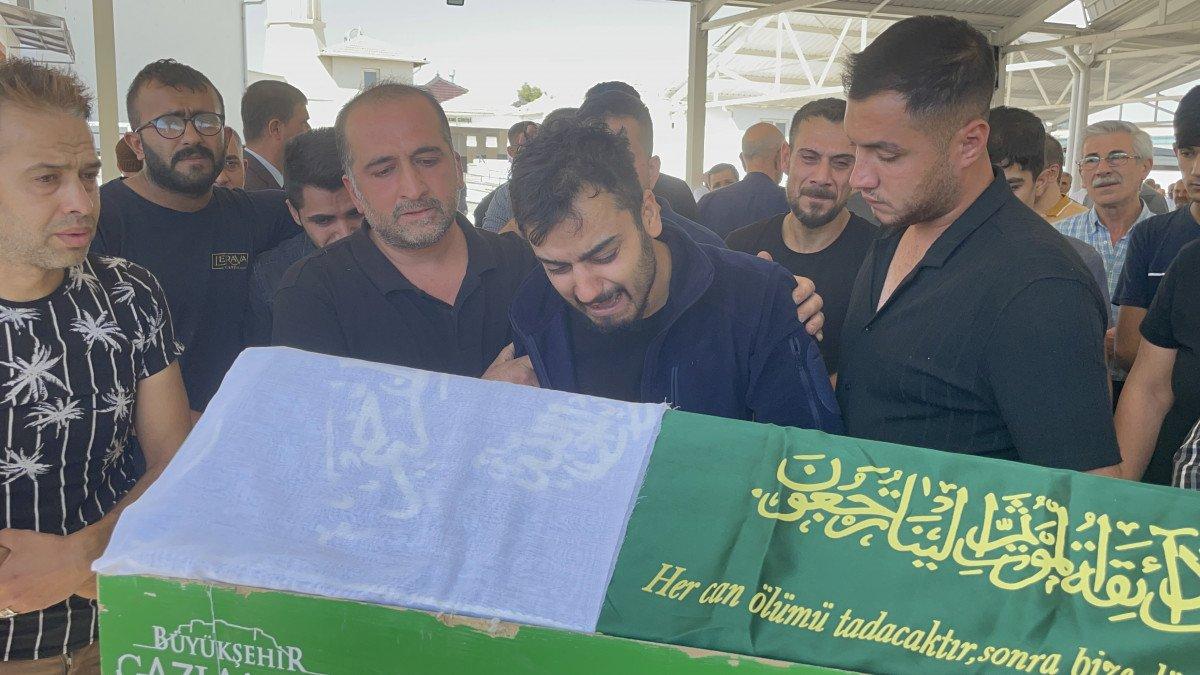 Gaziantep'te kızının cenazesini alan baba kendinden geçti