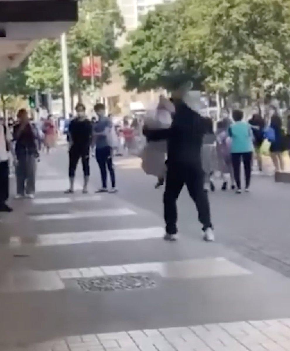 Hong Kong'da kendisini kaçırmaya çalışan adamı nakavt etti