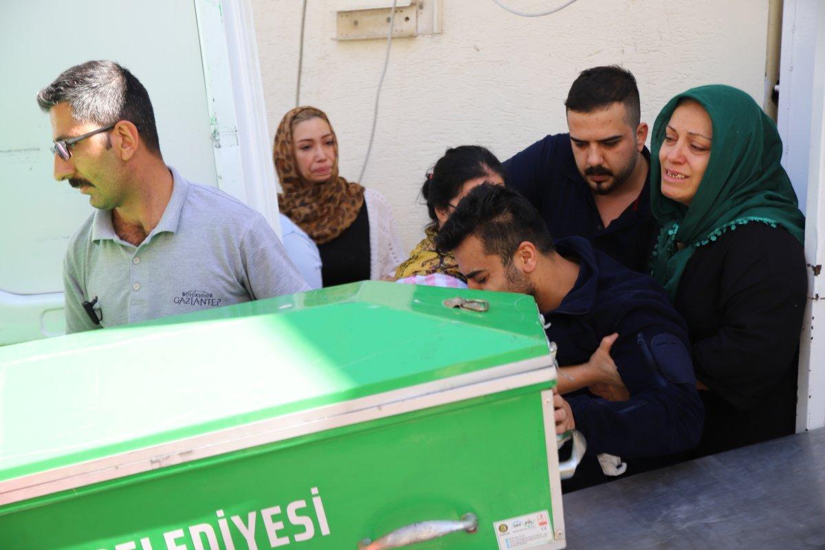 Gaziantep'te kızının cenazesini alan baba kendinden geçti