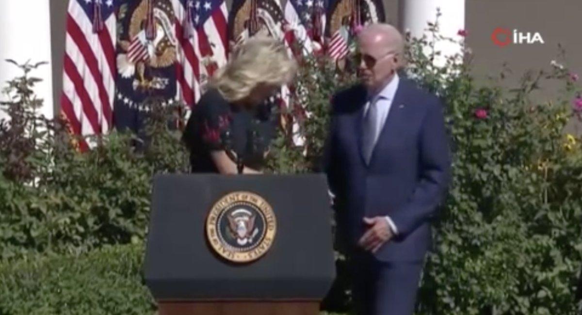 Joe Biden, kürsüde yolunu şaşırdı