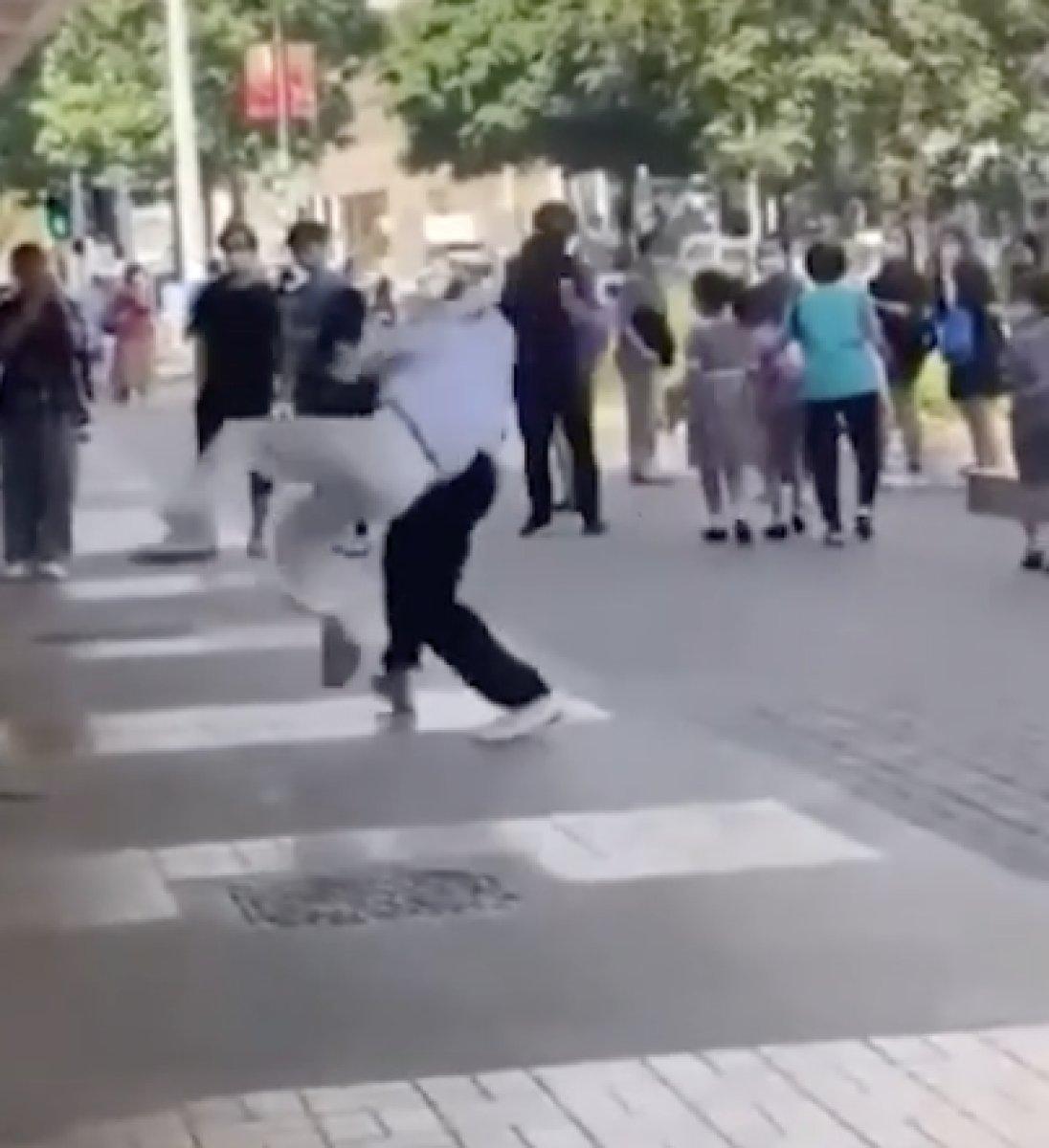 Hong Kong'da kendisini kaçırmaya çalışan adamı nakavt etti