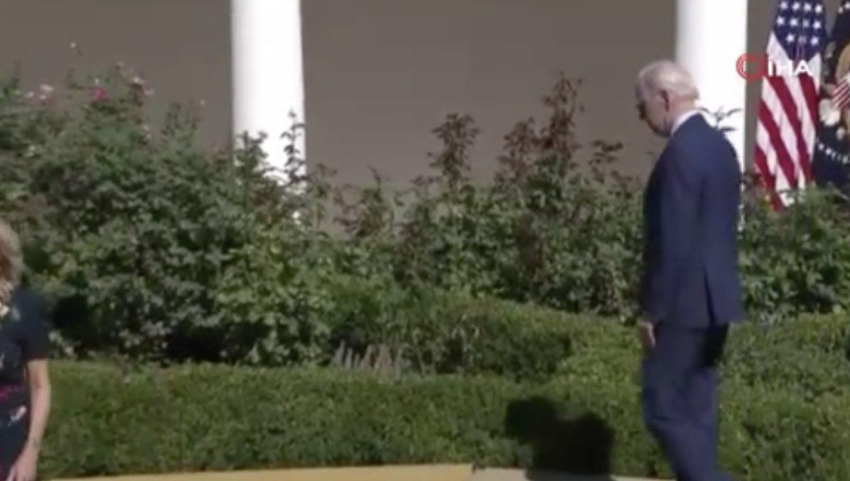 Joe Biden, kürsüde yolunu şaşırdı