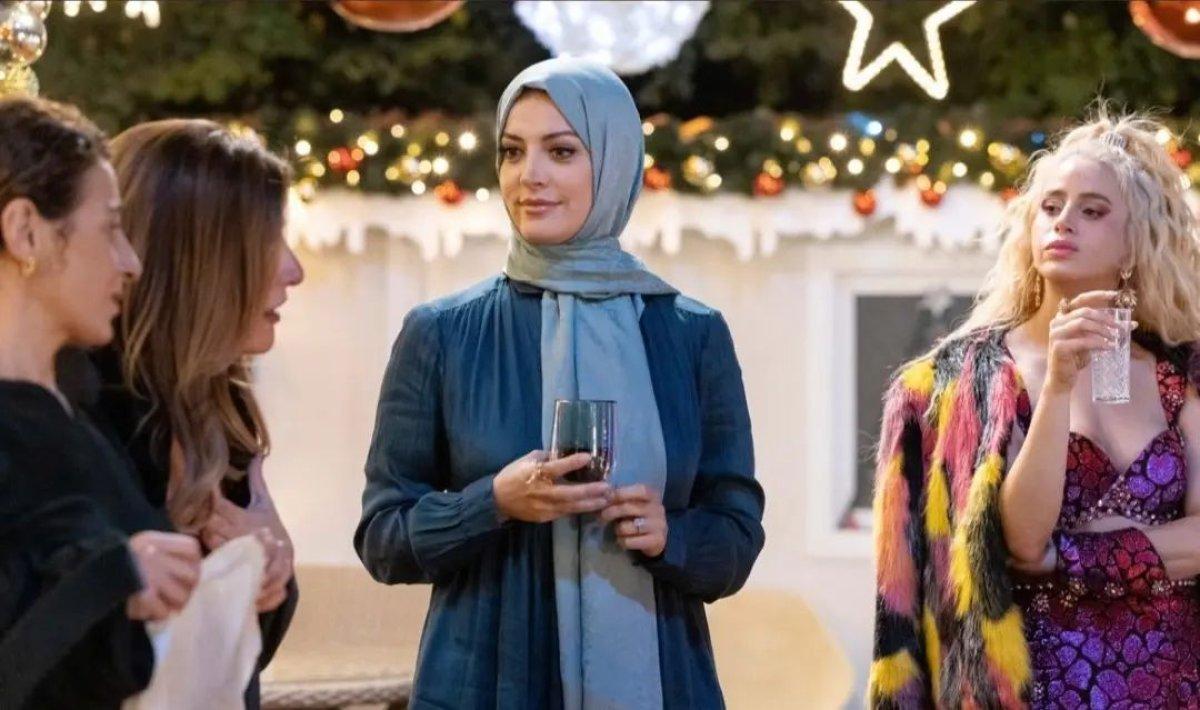 İrem Sak, başörtüsü taktı