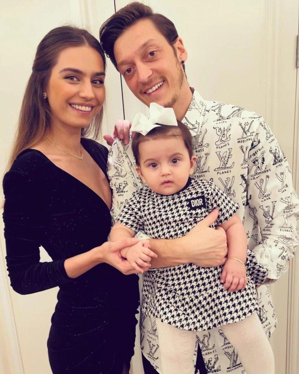 Mesut Özil'den kızlarına 4 milyon TL'lik minibüs