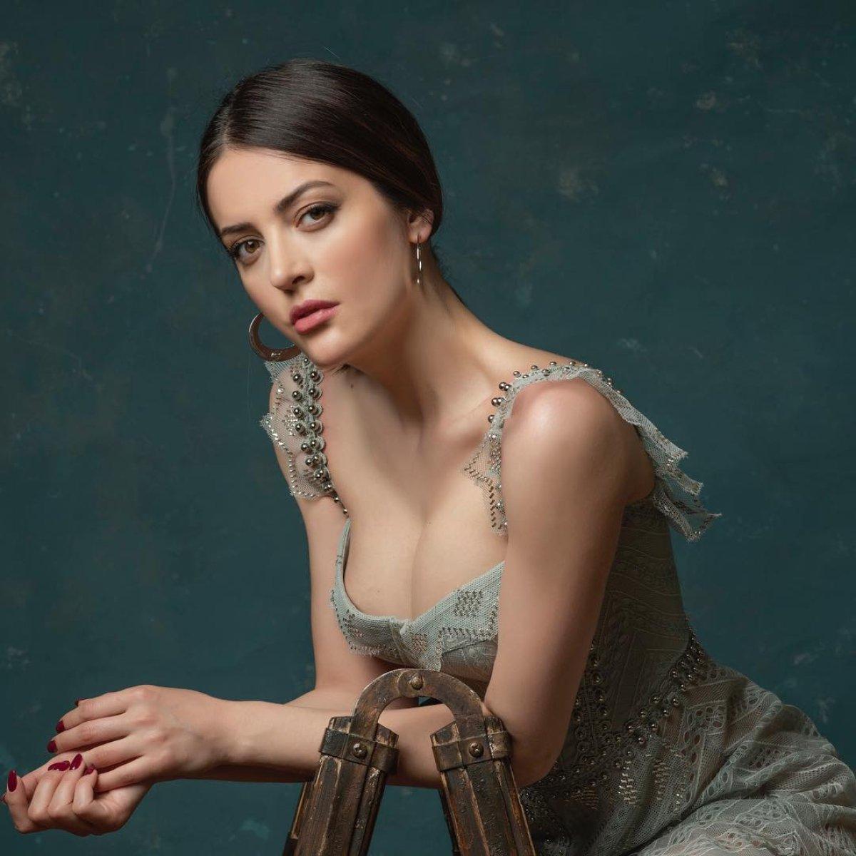 İrem Sak, başörtüsü taktı