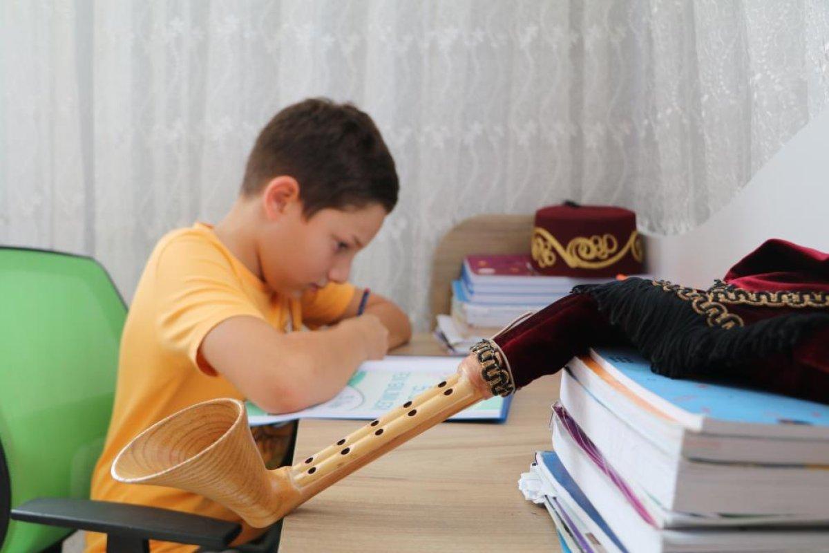 Rizeli küçük Ali çok sevdiği tulumunu yanından ayırmıyor