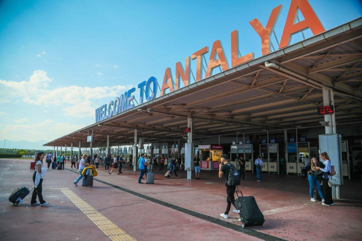 Savaştan ve enerji krizinden kaçanlar Antalya'ya akın ediyor
