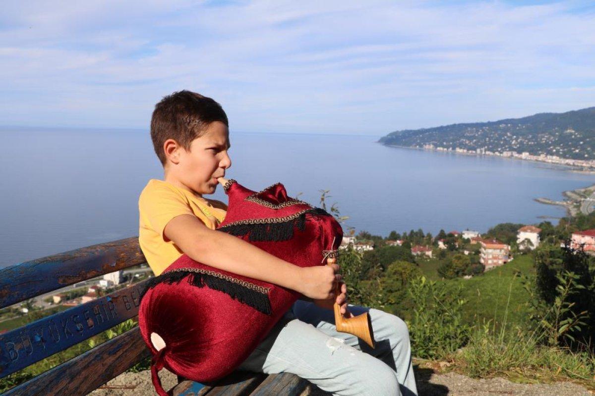 Rizeli küçük Ali çok sevdiği tulumunu yanından ayırmıyor