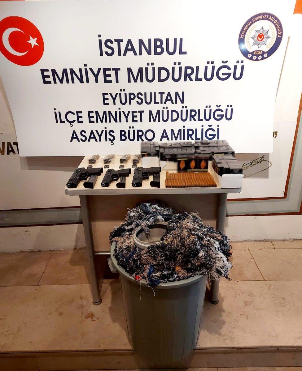 Eyüpsultan’daki bir markette 3 adet ruhsatsız tabanca çıktı