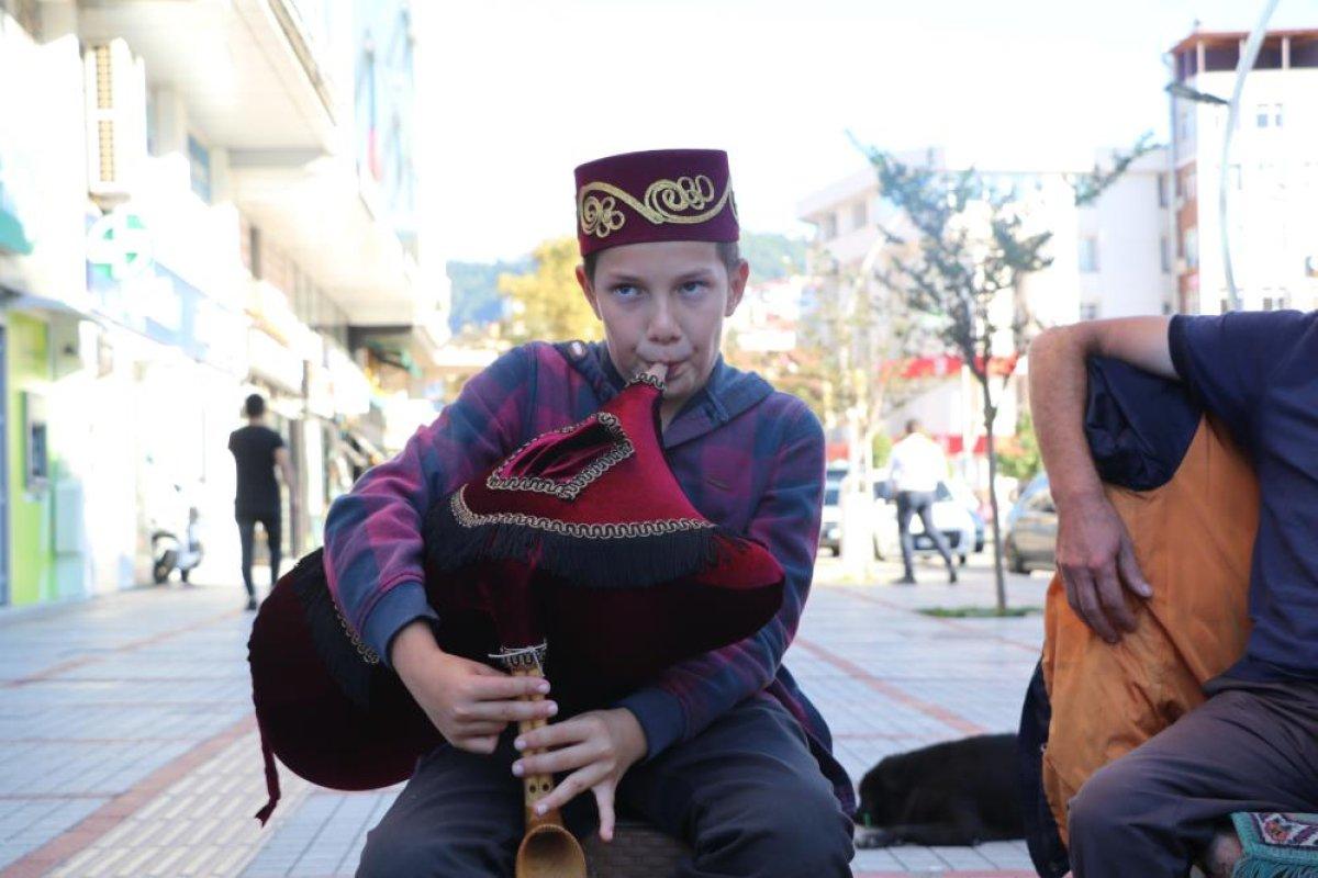 Rizeli küçük Ali çok sevdiği tulumunu yanından ayırmıyor