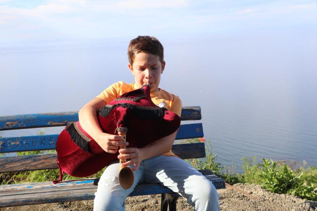 Rizeli küçük Ali çok sevdiği tulumunu yanından ayırmıyor