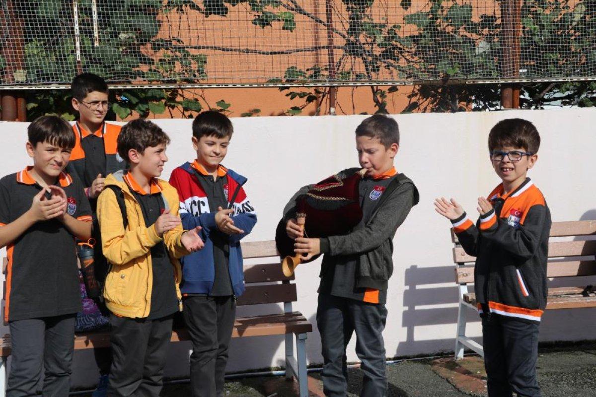 Rizeli küçük Ali çok sevdiği tulumunu yanından ayırmıyor